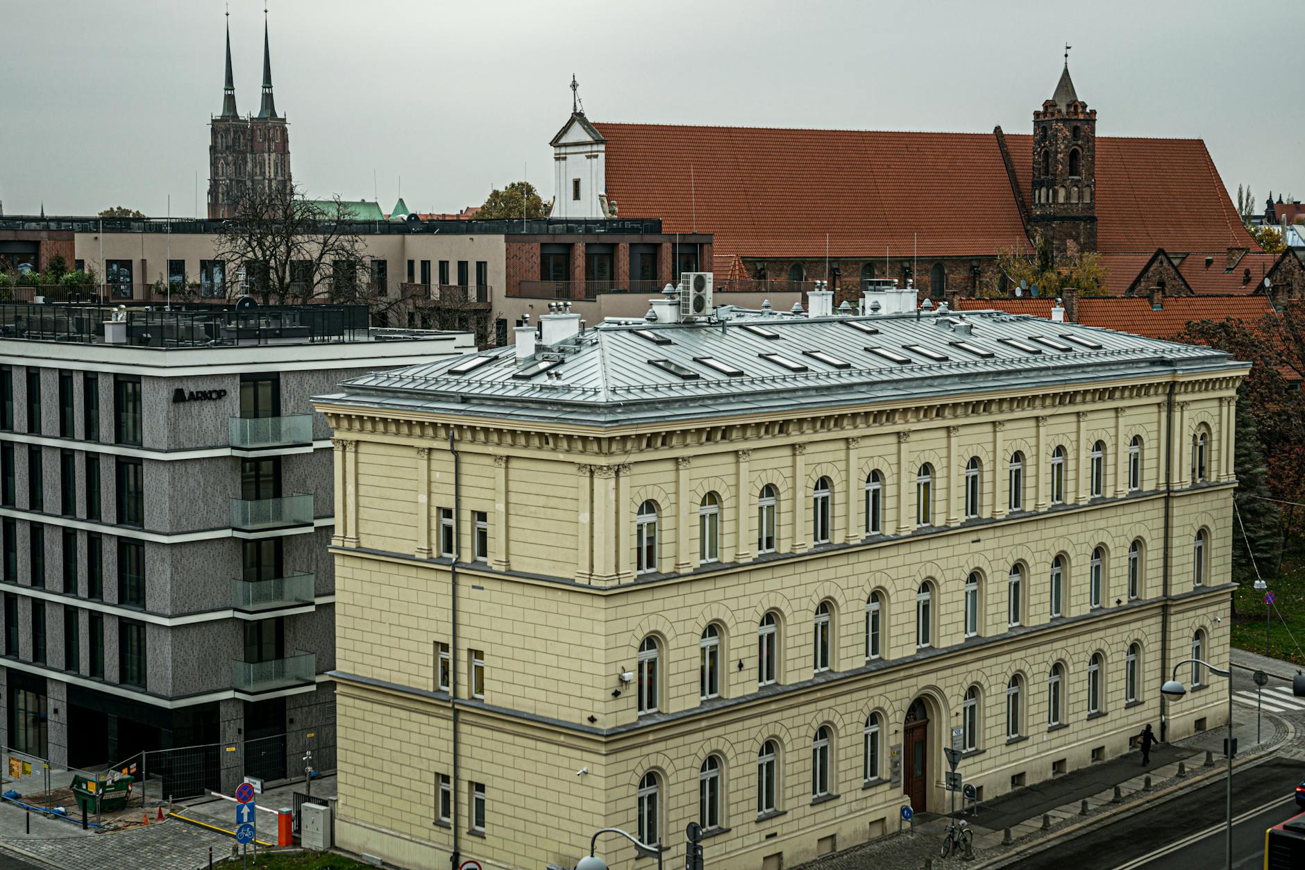 Tablica informacyjna o inwestycjach w Bartoszycach finansowanych z dotacji unijnych.