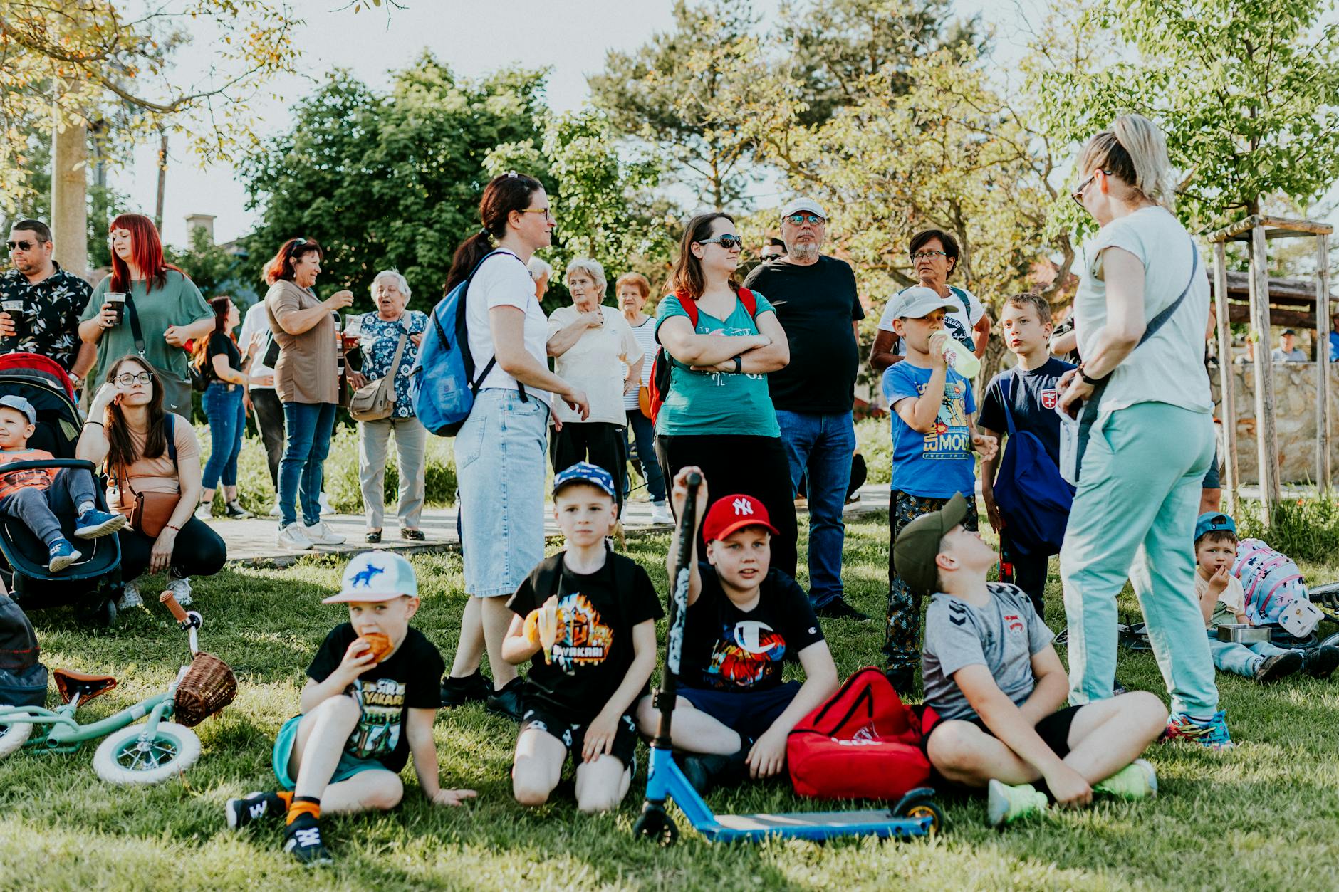 Plakat informacyjny lub zdjęcie grupy osób biorących udział w akcji sprzątania w Bartoszycach.