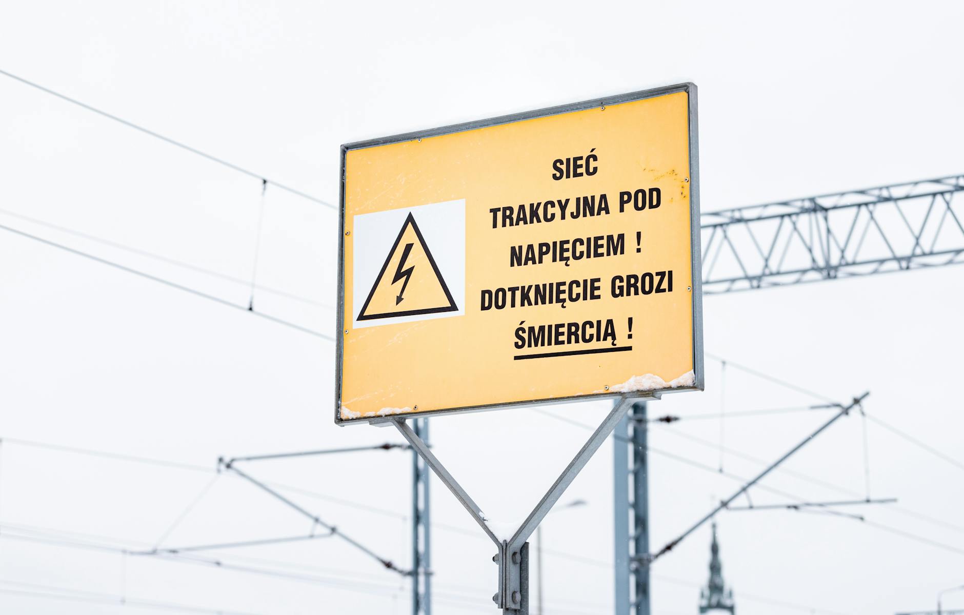 Ilustracja symbolizująca oszustwo telefoniczne i braki prądu w Bartoszycach