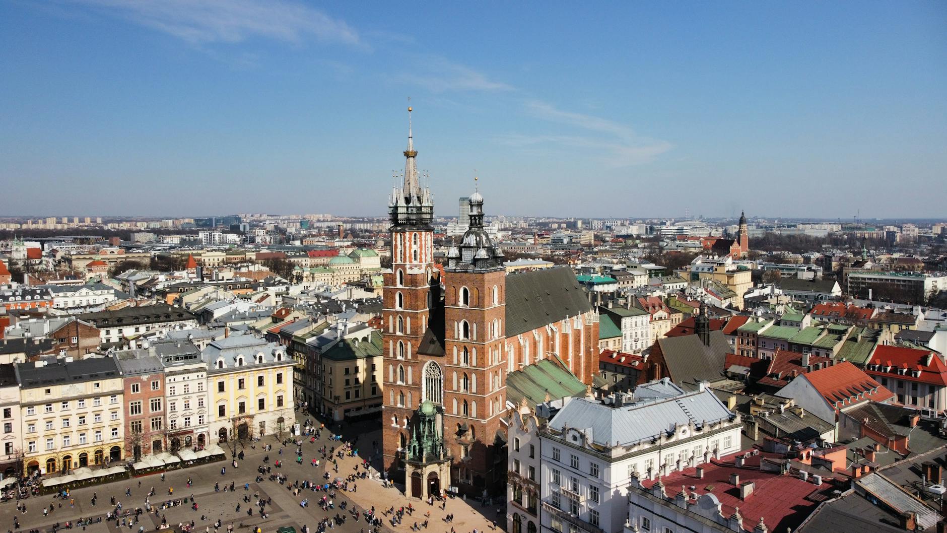 Widok na rynek w Bartoszycach z widocznymi budynkami i placem