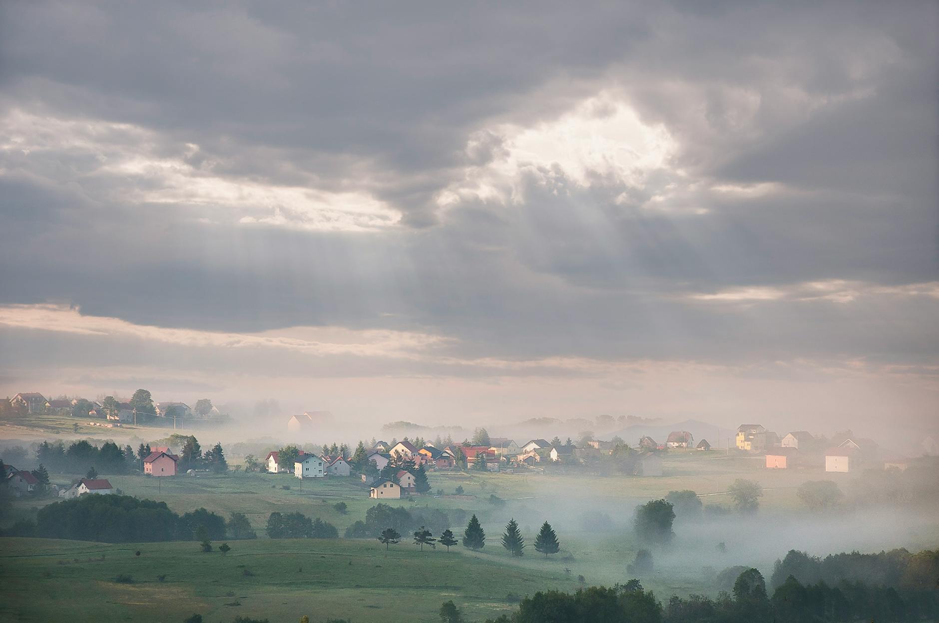 Widok na zabytkowy kościół w Bartoszycach na tle błękitnego nieba